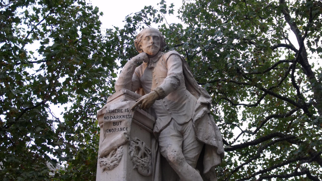 A statue of William Shakespeare